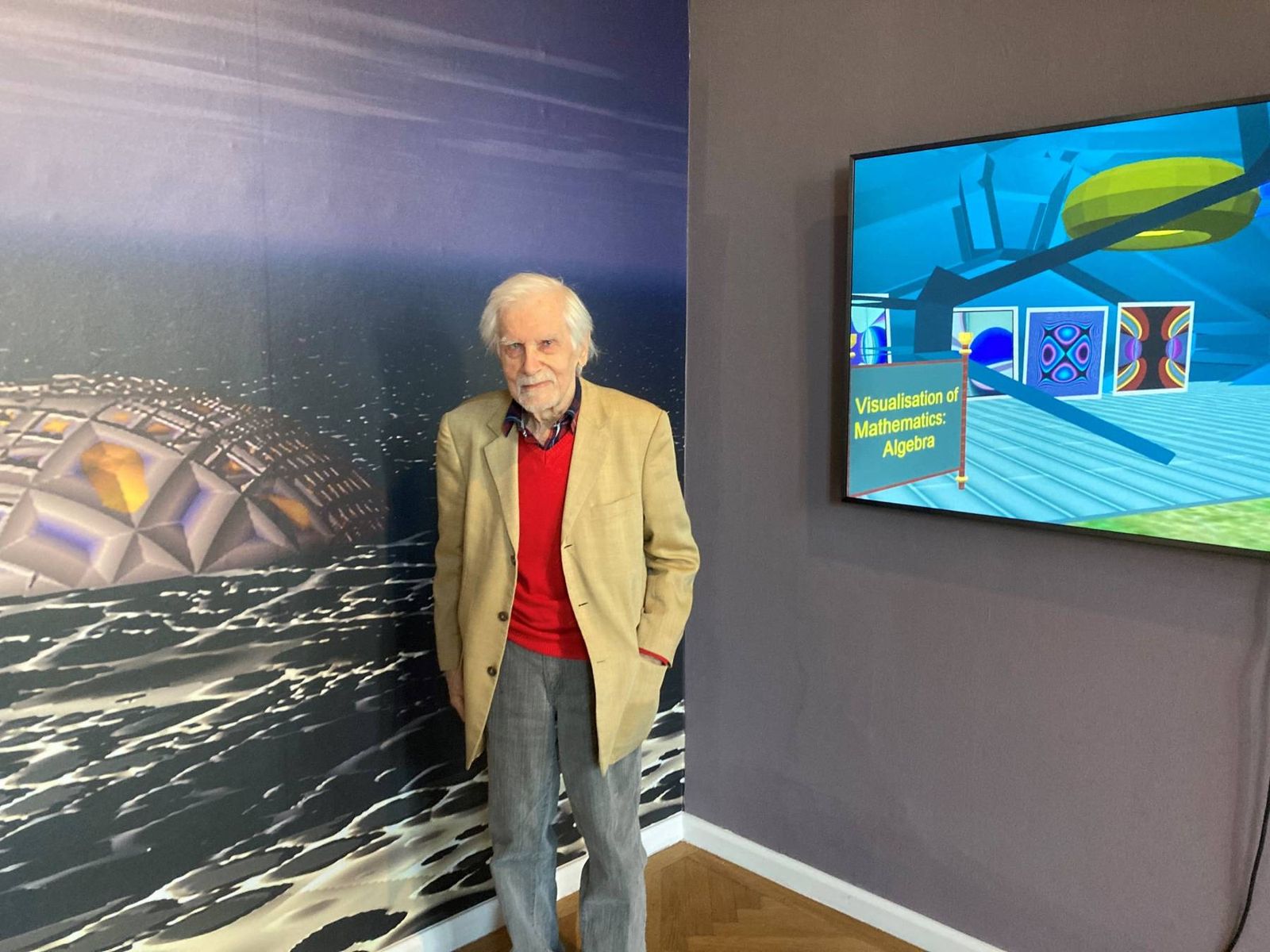 Herbert W. Franke in einer Ausstellung seiner Werke